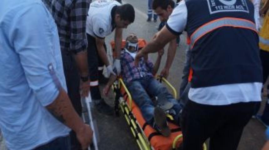 Takla Atan Minib&uuml;steki Iş&ccedil;iler Etrafa Savruldu