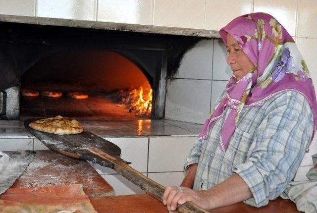 (özel Haber) Ekmeklerini Kendileri Yapıyorlar