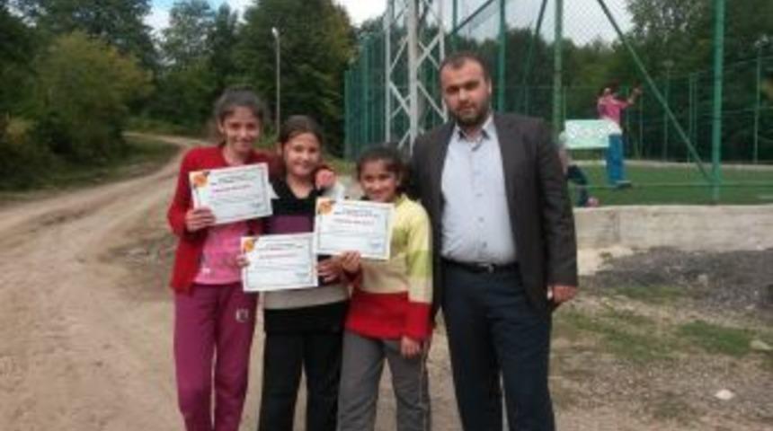 Kızılelma'da Yaz Kursunda Başarılı Olan 7 &Ouml;ğrenciye Başarı Belgesi Verildi