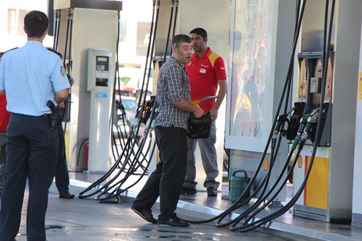 Polise kızıp, ekip otosunu ateşe verdi