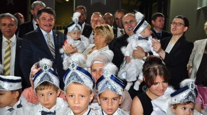 Elginkan 32 &Ccedil;ocuğu S&uuml;nnet Ettirdi