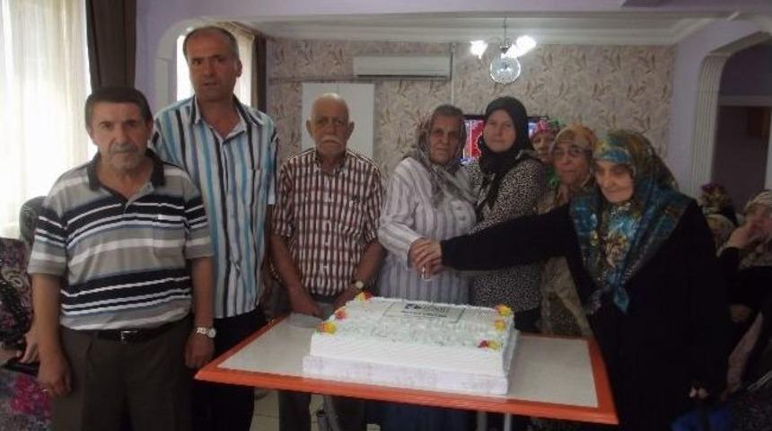 Emekliler İzmit'te Doğum G&uuml;nlerini Birlikte Kutluyor