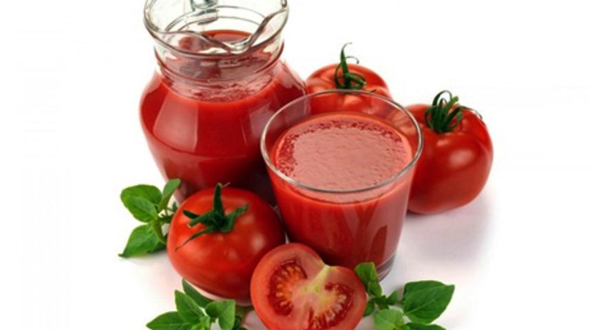  Domates suyu menopozdaki kadına iyi geliyor