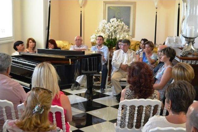 Ayışığı Manastırı&rsquo;ndan Piyano Sesleri Y&uuml;kseldi 2