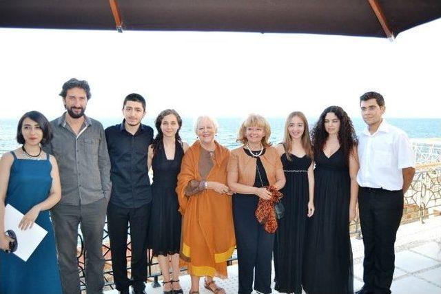 Ayışığı Manastırı&rsquo;ndan Piyano Sesleri Y&uuml;kseldi 3