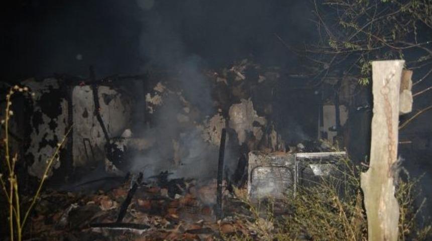 &Ccedil;ıkan Yangında Bir Ev K&uuml;l Oldu