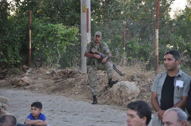 Kur'an Kursu Ve Cami Açılışında Evler Türk Bayraklarıyla Süslendi