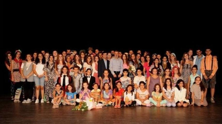 İlk Sahne Deneyimine B&uuml;y&uuml;k Alkış