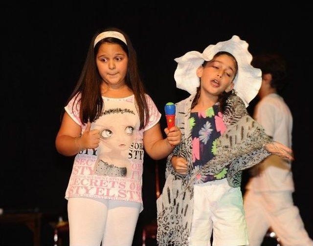 İlk Sahne Deneyimine B&uuml;y&uuml;k Alkış 1