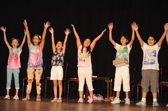 İlk Sahne Deneyimine B&uuml;y&uuml;k Alkış 2