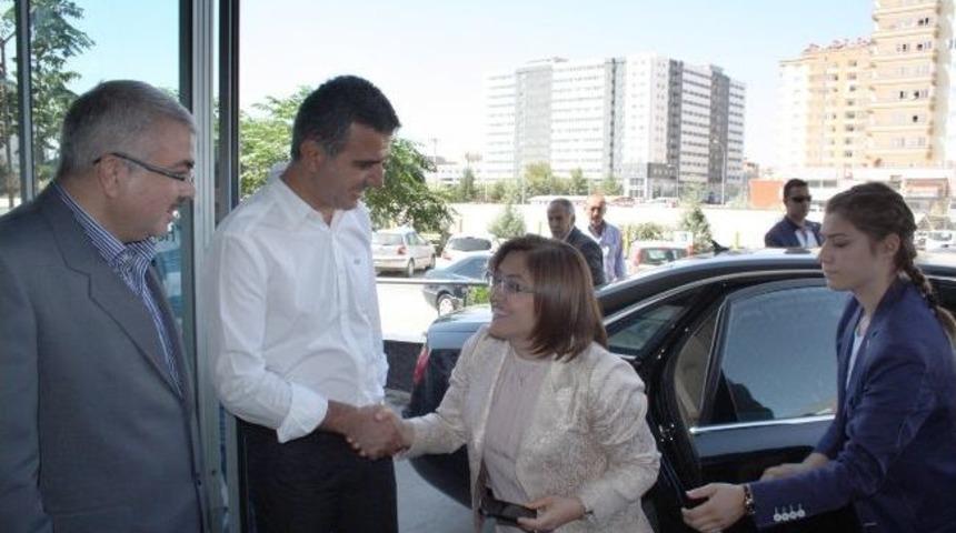 Bakan Şahin, Medical Park&rsquo;ta Akdoğan Ailesini Ziyaret Etti