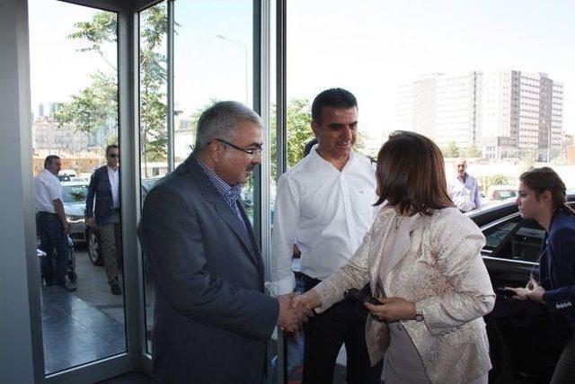 Bakan Şahin, Medical Park’ta Akdoğan Ailesini Ziyaret Etti