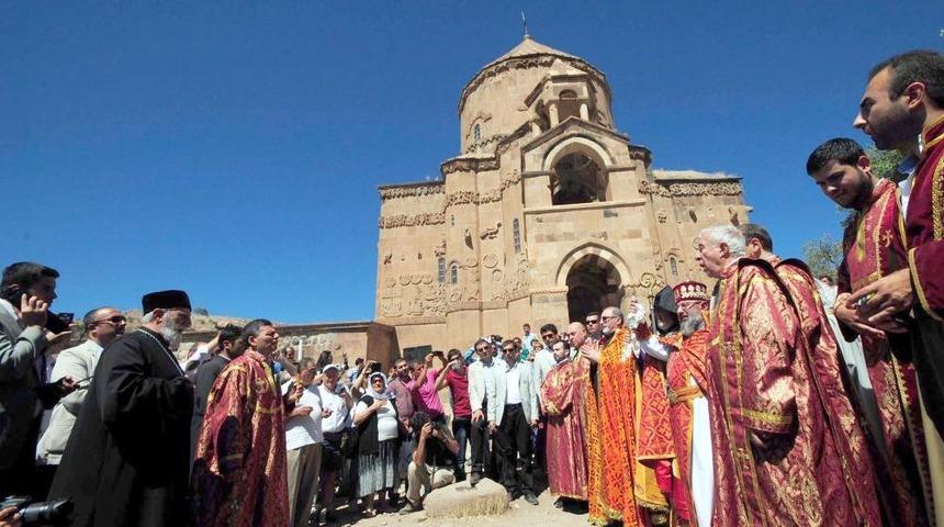 Akdamar Kilisesi'nde 100 Yıl Aradan Sonra Ilk Defa Vaftiz T&ouml;reni Yapıldı