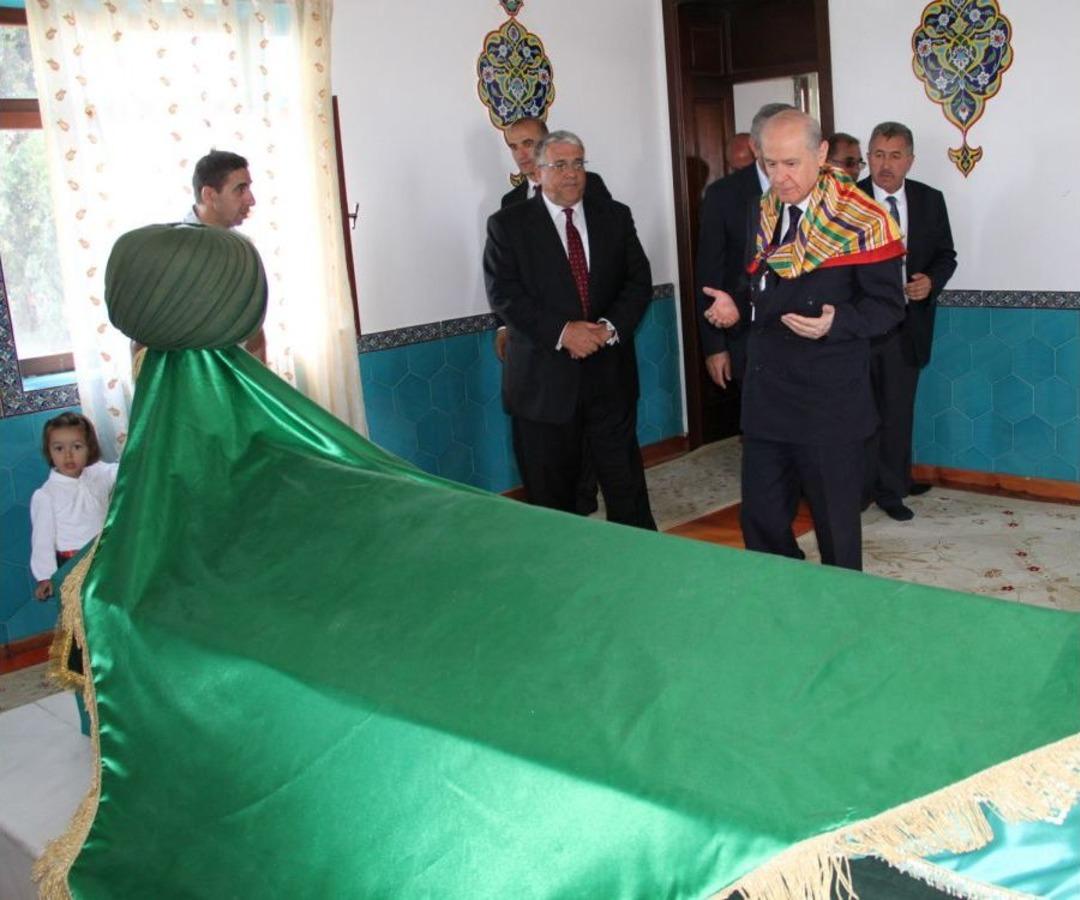 Bah&ccedil;eli, Dursun Fakih T&uuml;rbesi'ni Ziyaret Etti