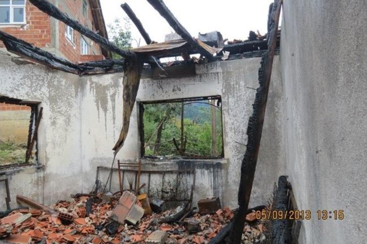 K&uuml;re&rsquo;de 2 Katlı Evi Yanan Aile&rsquo;ye Yardım