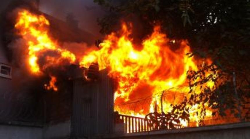 İneg&ouml;l'de Yangın: 2 Katlı Ev K&uuml;l Oldu