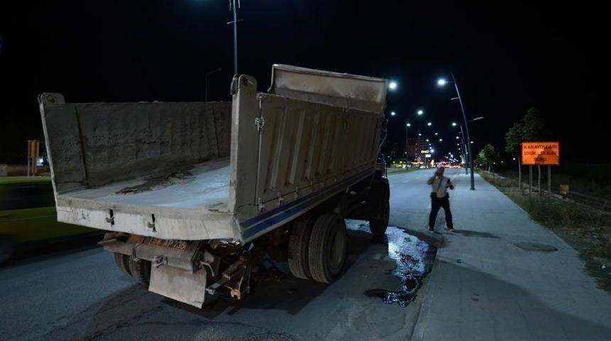 Sivas'ta Seyir Halindeki Kamyonun Damperi A&ccedil;ıldı