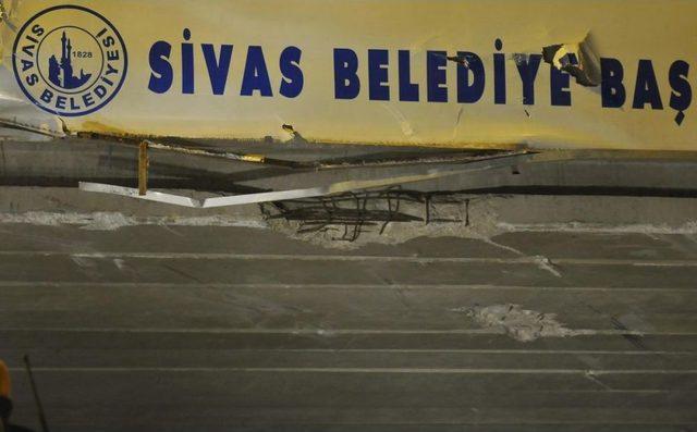 Sivas ta Seyir Halindeki Kamyonun Damperi A&ccedil;ıldı 1