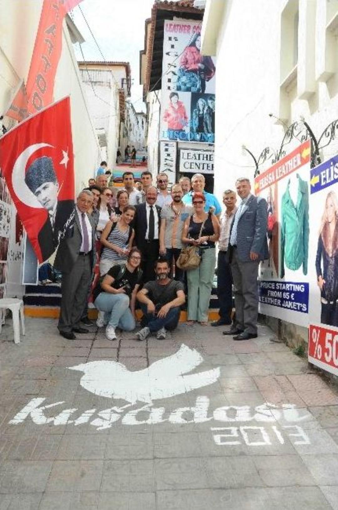 Kuşadası&rsquo;nda Merdivenler Rengarenk Boyanıyor