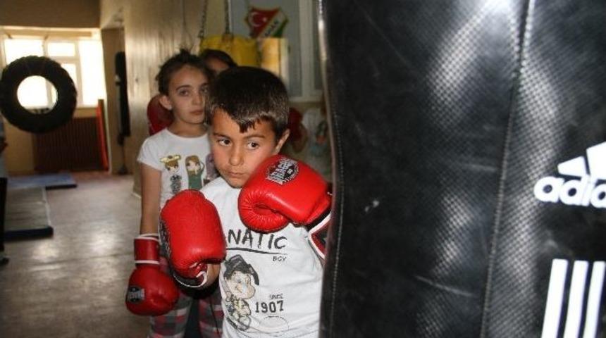 Ardahan&rsquo;da Geleceğin Boks&ouml;rleri Yetişiyor