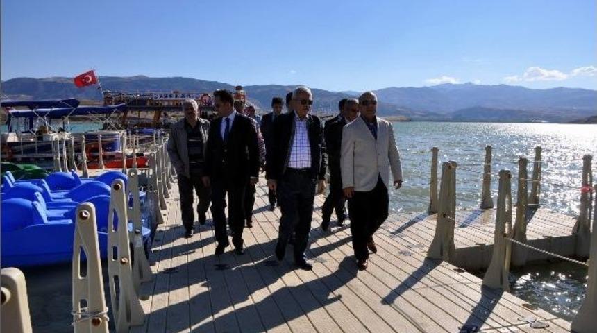 Vali Kemelek Suşehri&rsquo;nde Tekne Gezintisi Yaptı