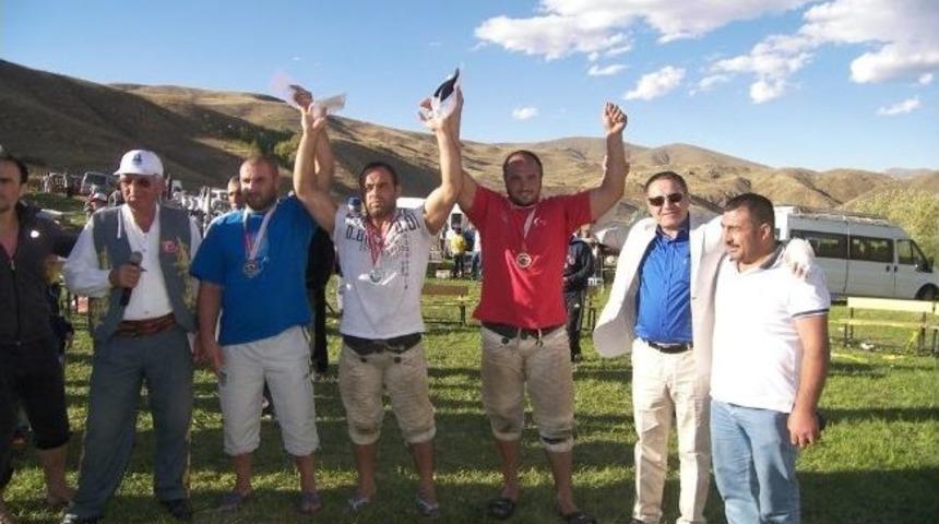 Narman&rsquo;da Geleneksel Fırat Binici Karakucak G&uuml;reşleri