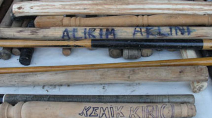 Adana'da dolmuştan &ccedil;ıkan sopalar polisi bile şaşırttı