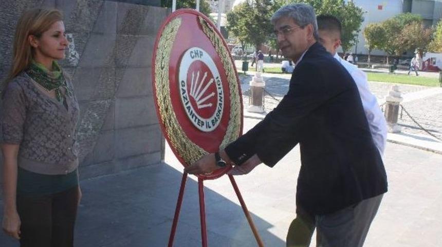 Gaziantep Chp İl Başkanlığı, Atat&uuml;rk Anıtı&rsquo;na &Ccedil;elen Bıraktı