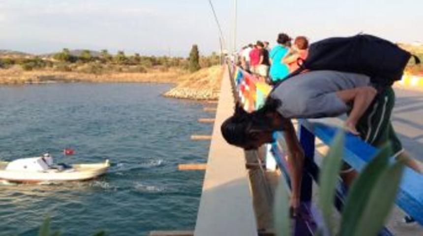 Cunda-Ayvalık Arasındaki Bağlantı K&ouml;pr&uuml;s&uuml; Farklı Renklere Boyandı