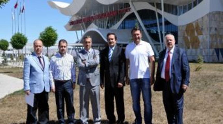 Sivaslı Gazeteciler, Havalimanı Otoparkını &Uuml;cretsiz Kullanıcak