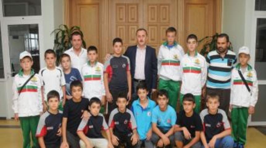 Şampiyon G&uuml;reş&ccedil;ilerden &Ccedil;ağırıcı&rsquo;ya Teşekk&uuml;r Ziyareti