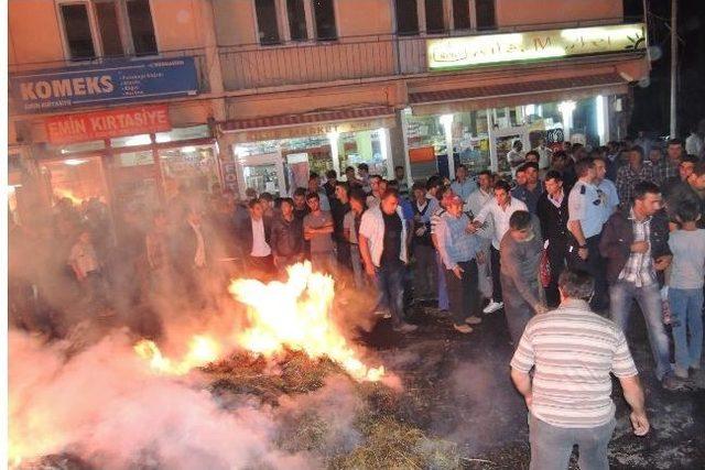 Hareket Halindeki Römorkun Üzerindeki Otlar Yandı