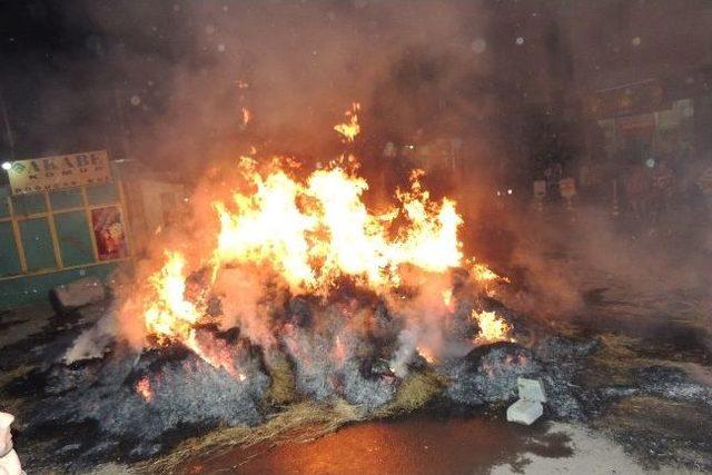 Hareket Halindeki Römorkun Üzerindeki Otlar Yandı