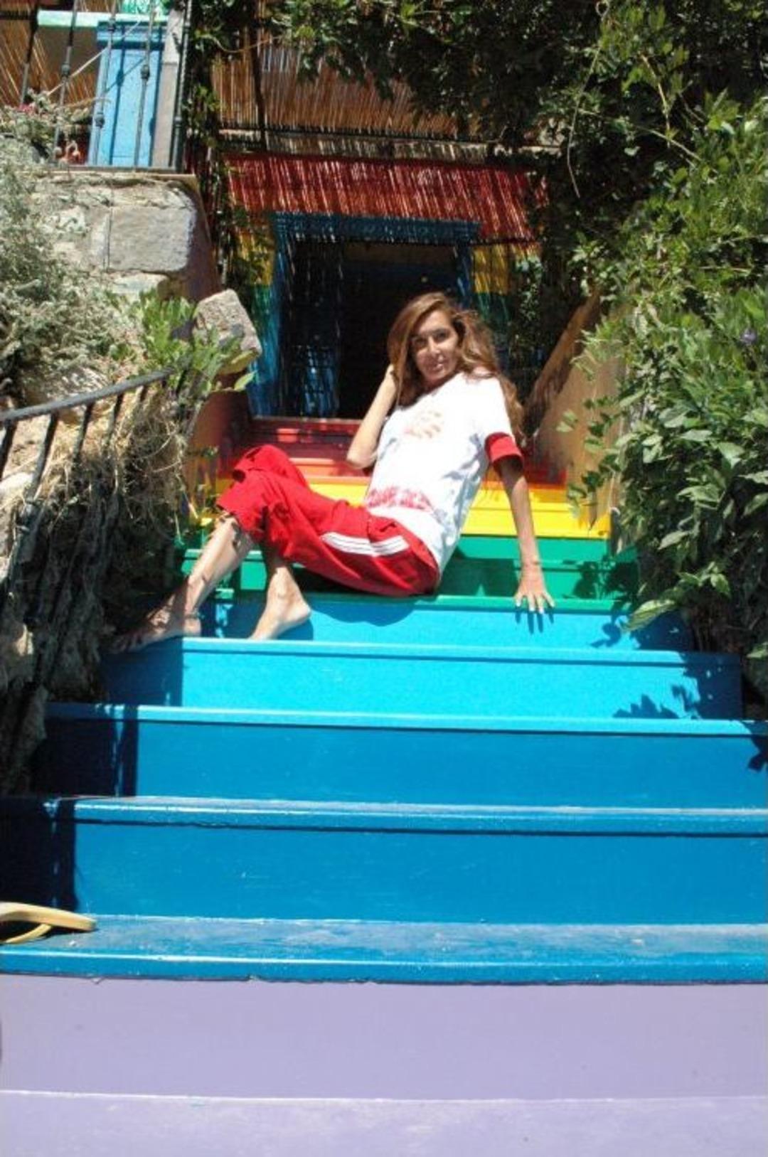 Eski Manken Bodrum'daki Evini G&ouml;kkuşağı Renklerine Boyadı