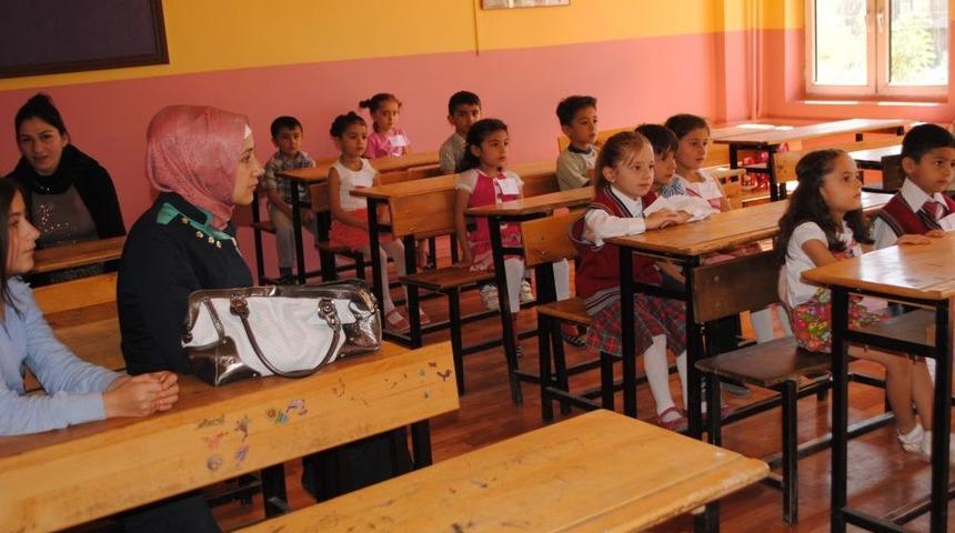 Hakkari&lsquo;de Minik &Ouml;ğrenciler Dersbaşı Yaptı