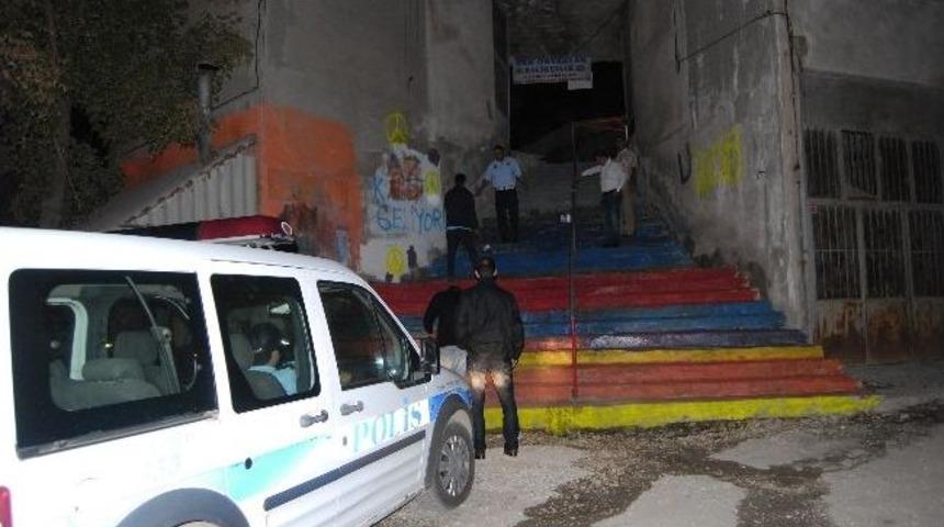 Renklenen Merdivenler Griye Boyandı