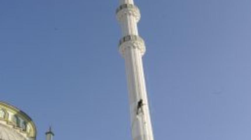 Okul Har&ccedil;lığını Minare Boyayarak &Ccedil;ıkarıyor
