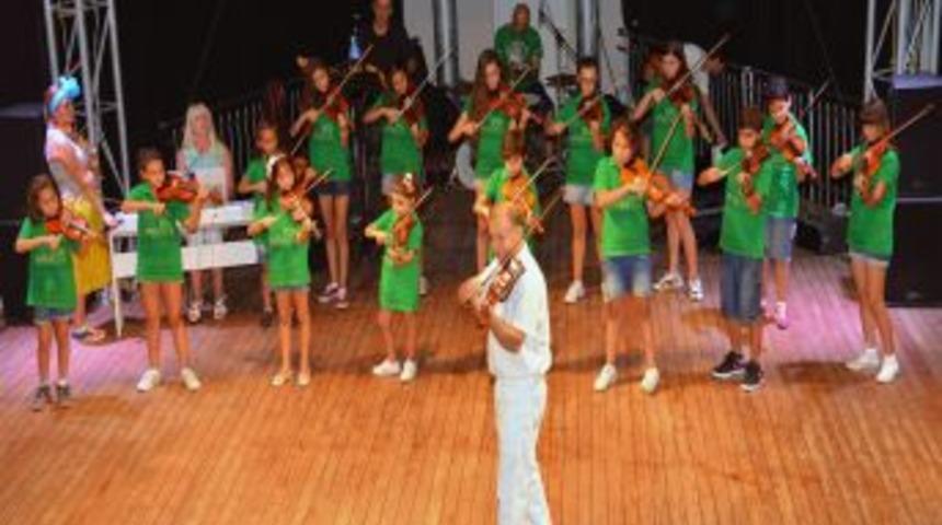 &Ccedil;ocuklar, EXPO 2016 Antalya Yazılı Tiş&ouml;rtlerle Turistlere Konser Verdi