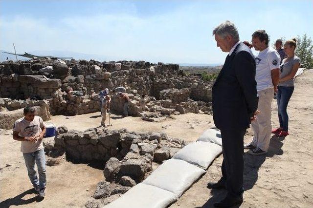 Tatarlı H&ouml;y&uuml;ğ&uuml;&rsquo;nden &Ccedil;ıkan 2 Bin Tarihi Eser M&uuml;zeye Kazandırıldı 1
