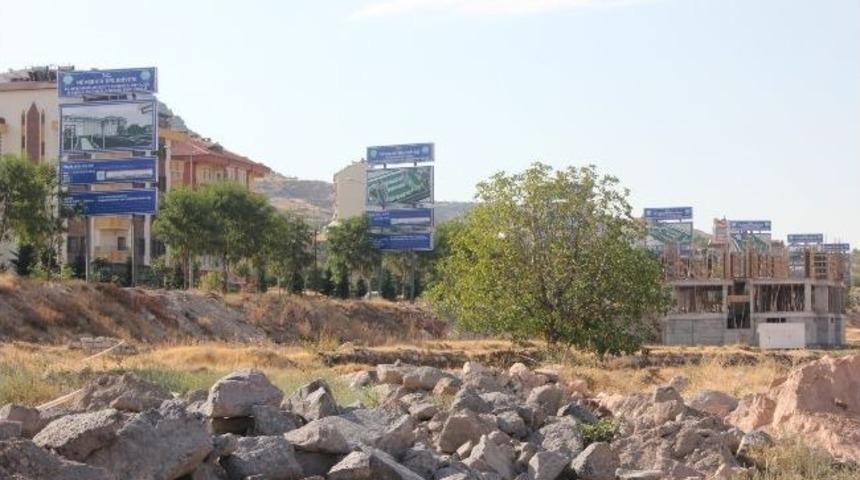 Nevşehir Dini İlim-eğitim Uygulama Kamp&uuml;s Alanında Hayırseverler Yarışıyor