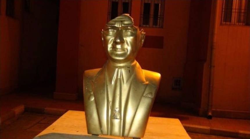 &Ccedil;ocukların Yaramazlığı, Atat&uuml;rk B&uuml;st&uuml;ne Zarar Verdi