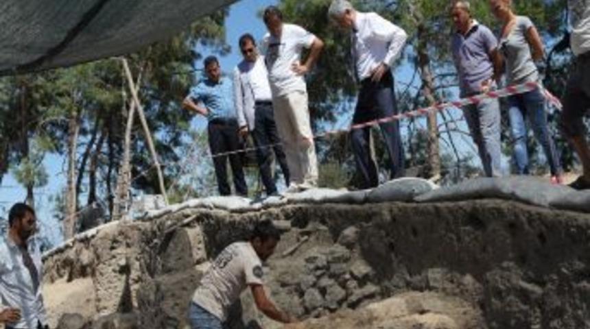 Rekt&ouml;r Prof. Dr. Kibar, Tatarlı H&ouml;y&uuml;ğ&uuml; Kazı Alanını Ziyaret Etti