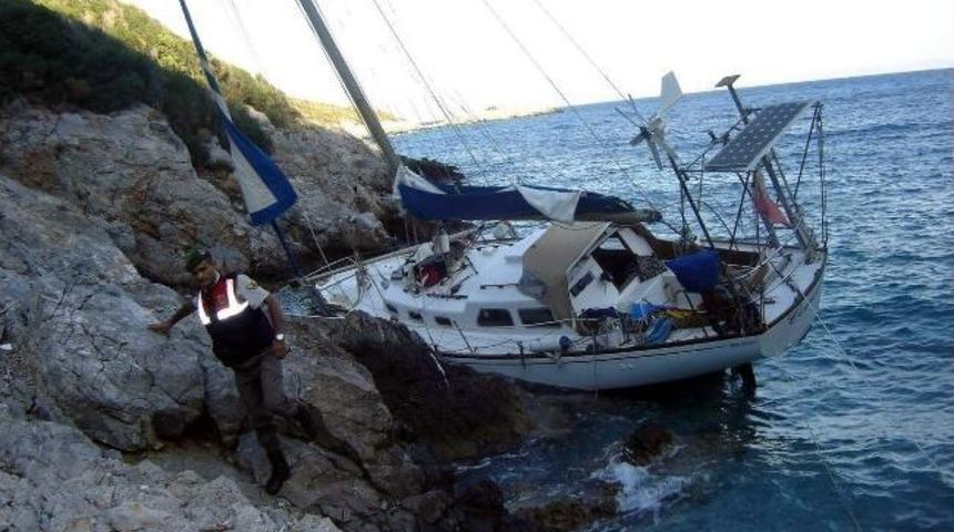 Kayalıklara &Ccedil;arpan Teknede 3 Turist Mahsur Kaldı
