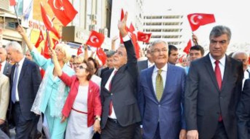 Deniz Baykal, İzmir&rsquo;in Kurtuluş G&uuml;n&uuml; Y&uuml;r&uuml;y&uuml;ş&uuml;ne Katıldı