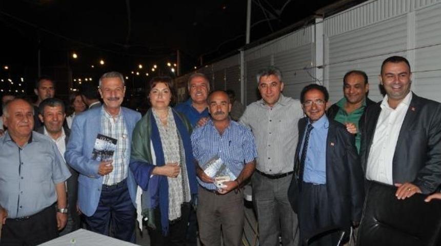 G&uuml;ldal Mumcu, G&uuml;zelbah&ccedil;e'de Kitabını İmzaladı