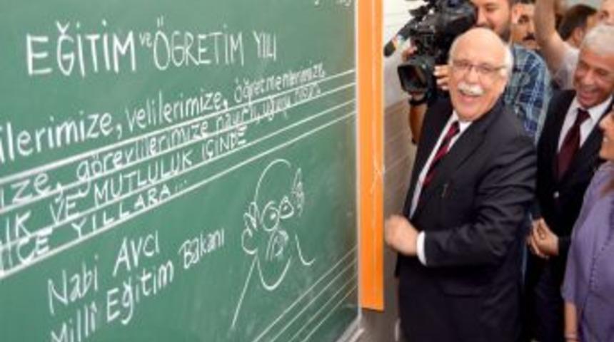 Bakan Avcı, Miniklerin Heyecanını Paylaştı