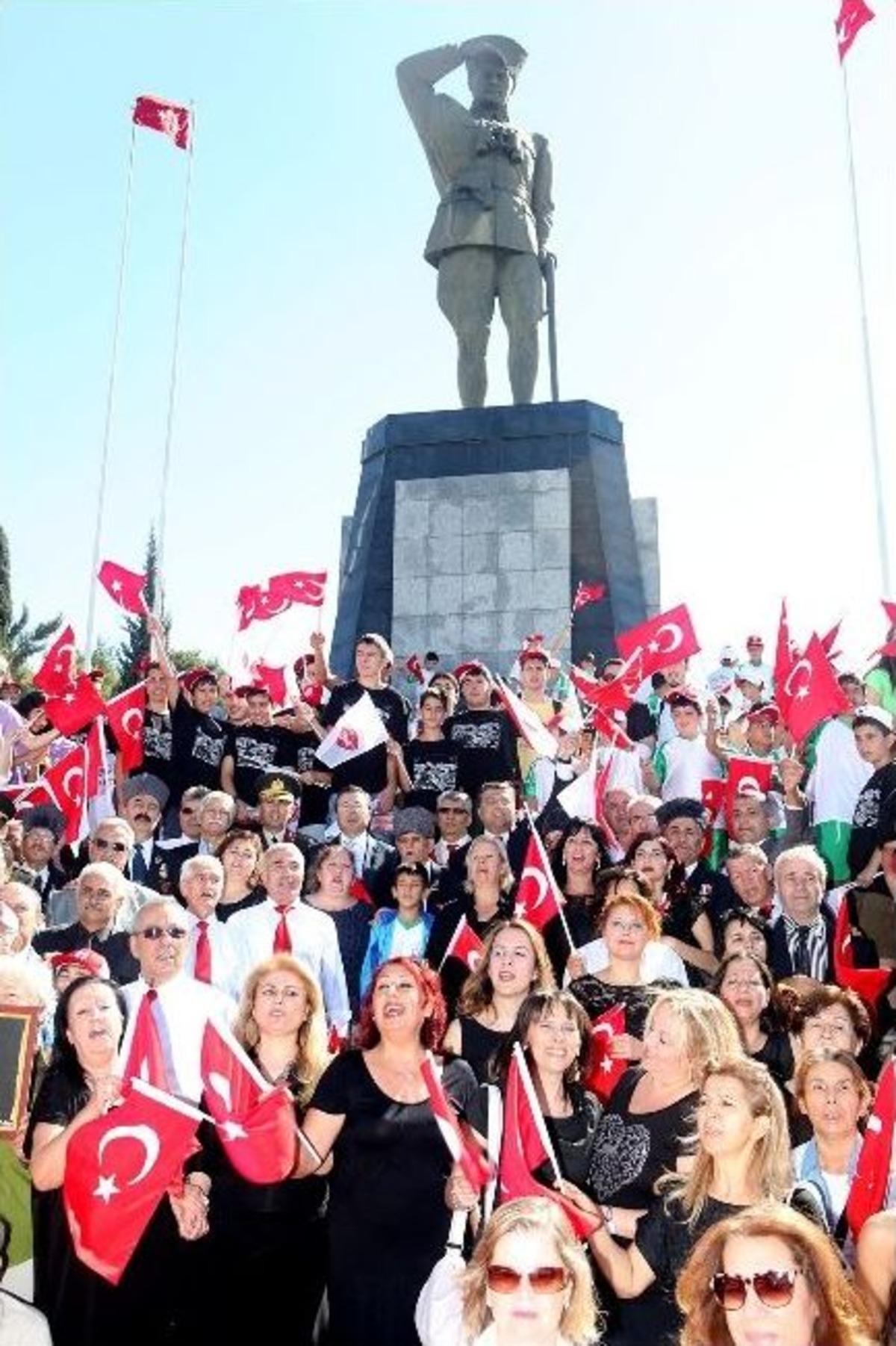 Bornova'da Coşkulu 9 Eyl&uuml;l Kutlaması