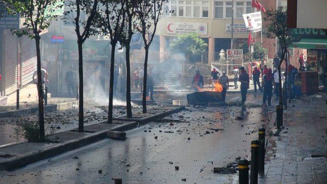 Polise Havai Fişekle Saldırdılar