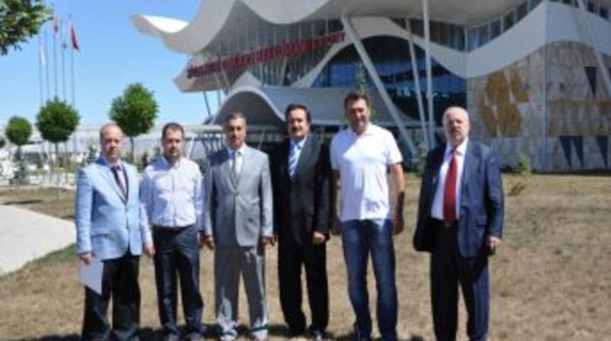 Sivaslı Gazeteciler, Havalimanı Otoparkını &Uuml;cretsiz Kullanacak