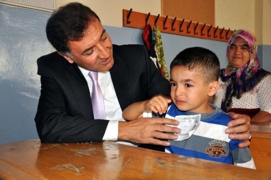 (&ouml;zel Haber) Okula G&ouml;zyaşları İle Başlayan Minikleri Milli Eğitim M&uuml;d&uuml;r&uuml; Teselli Etti